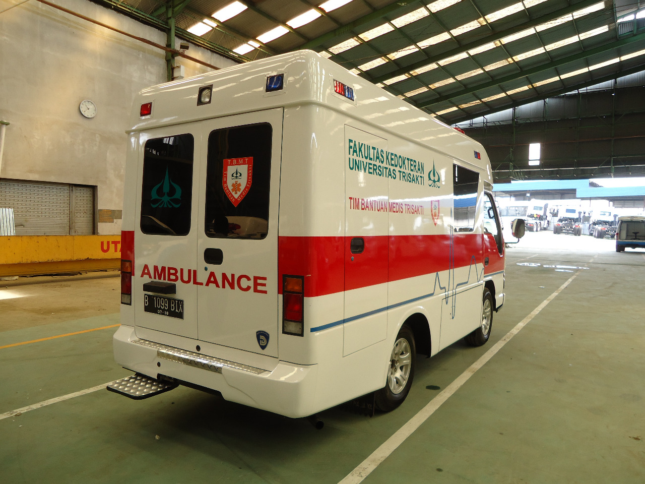 ambulance transport 4x4 mobil ambulans pusling puskesmas keliling